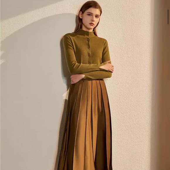 Knitted green sweater with buttons - Picture 2 of 3